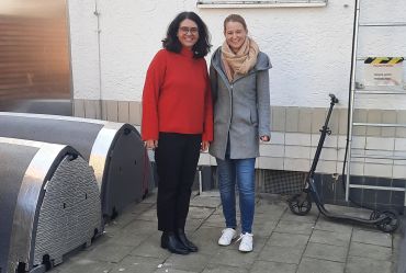 Caritas Aktion_Bild 2_Frau Peter und Frau Pokorny vor den Kälteiglus
