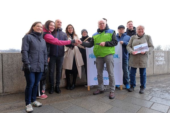 Fotografie: Der VCD übergibt das Goldene Bruckmandl an das Team der Verkehrsberuhigung.