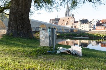 Kein schöner Anblick: Müll vor der Altstadtkulisse (C) Bilddokumentation Stadt Regensburg Müll im Park macht keine Frühlingsgefühle - Bild 2
