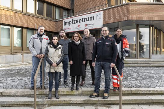 Fotografie: Oberbürgermeisterin Gertrud Maltz-Schwarzfischer beim Weihnachtsbesuch im Impf- und Testzentrum.
(von links: Frank Zirngibl, Johanniter, Melanie Neuhoff, Leiterin Testzentrum, Sebastian Wagner, stellv. Leiter Testzentrum, Oberbürgermeisterin Gertrud Maltz-Schwarzfischer, Dr. Walter Boeckh, Rechts- und Regionalreferent, Richard Leberle, ärztlicher Leiter Impfzentrum, und Ulrike Hrych, Malteser)