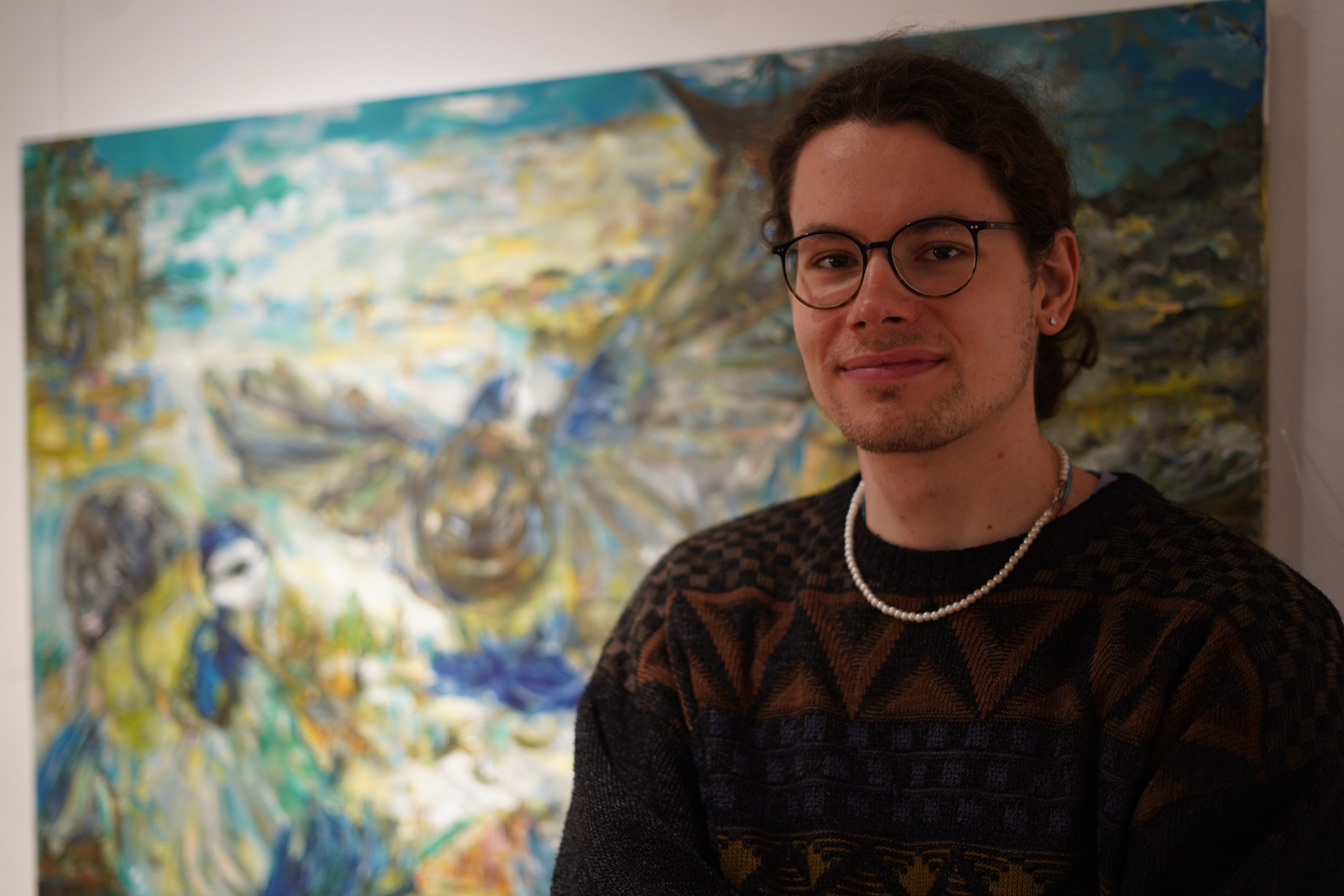 Fotografie – Der Künstler Stefan Tiefel vor einem Bild