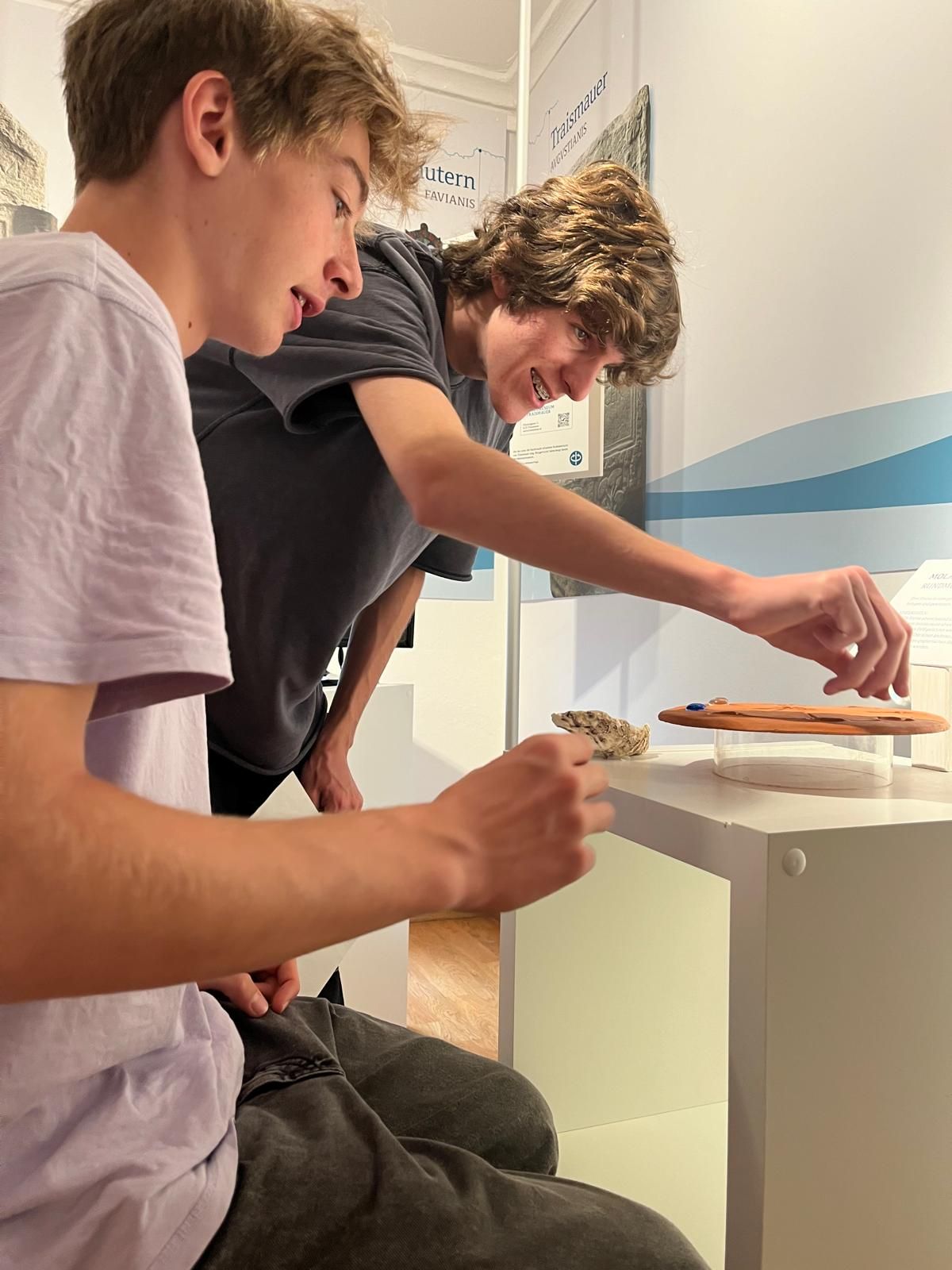 Ivo und Henri spielen Rundmühle