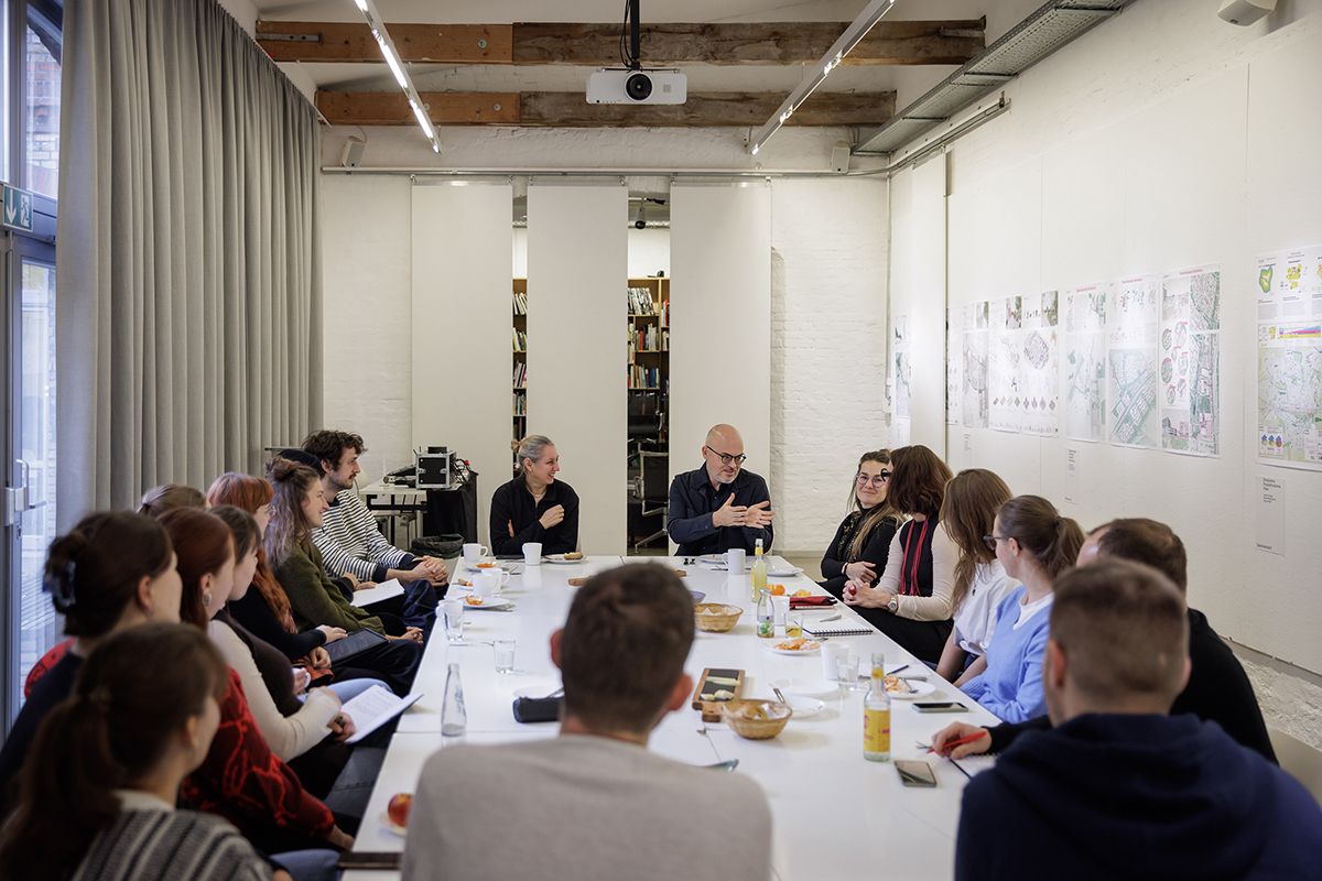 Wettbewerb EUROPAN E18 - Preisverleihung Berlin - Austausch mit den Gewinnerteams zum weiteren Vorgehen an der langen Tafel