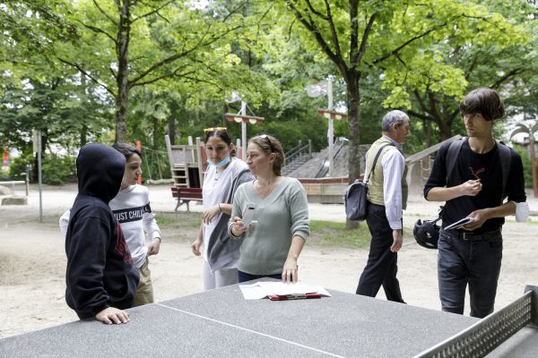 Fotografie: Städtische Vertreterinnen und Vertreter mit Jugendlichen bei einer Ortsbegehung
