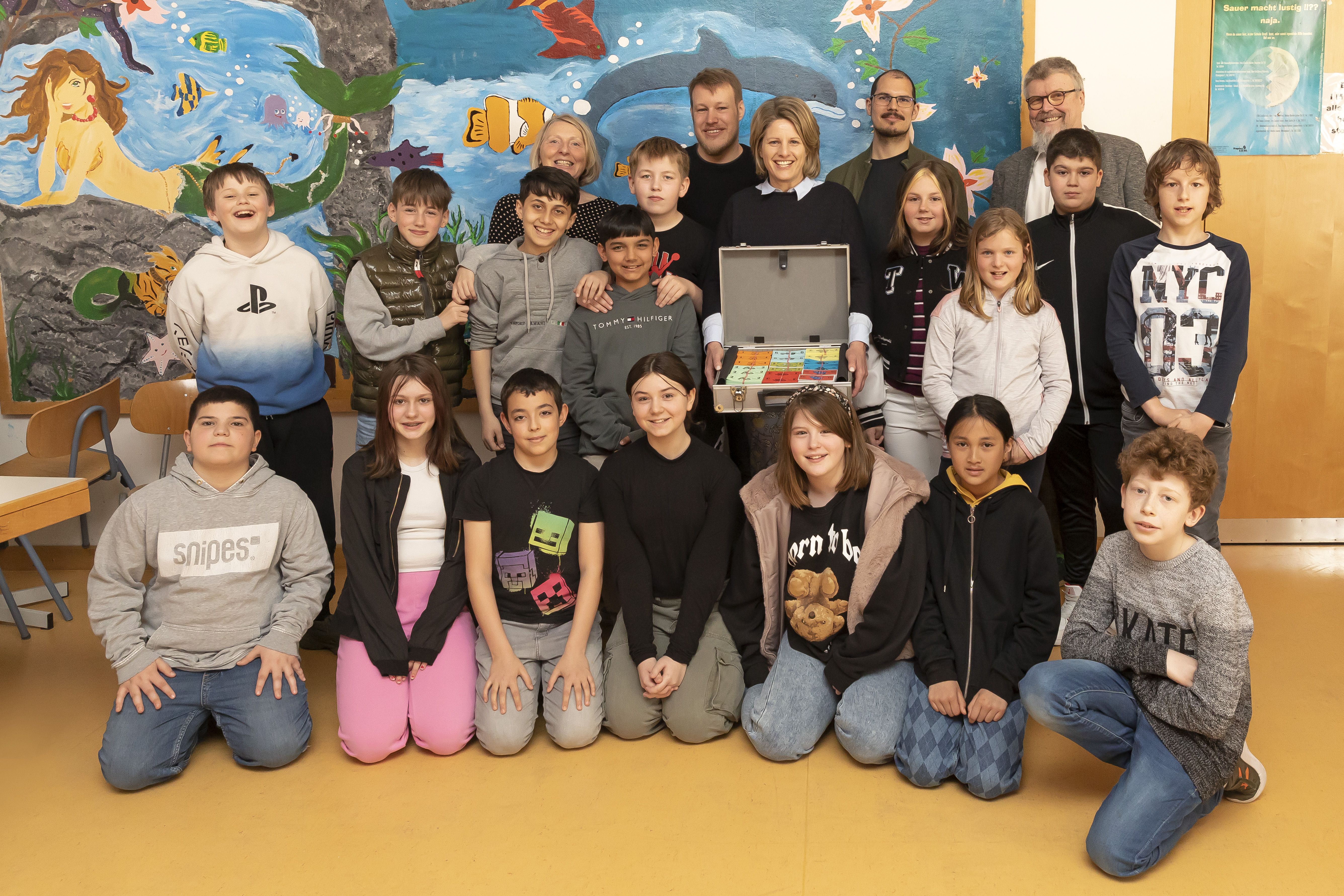 Fotografie: Gruppenbild der Schulklasse mit Bürgermeisterin Dr. Astrid Freudenstein