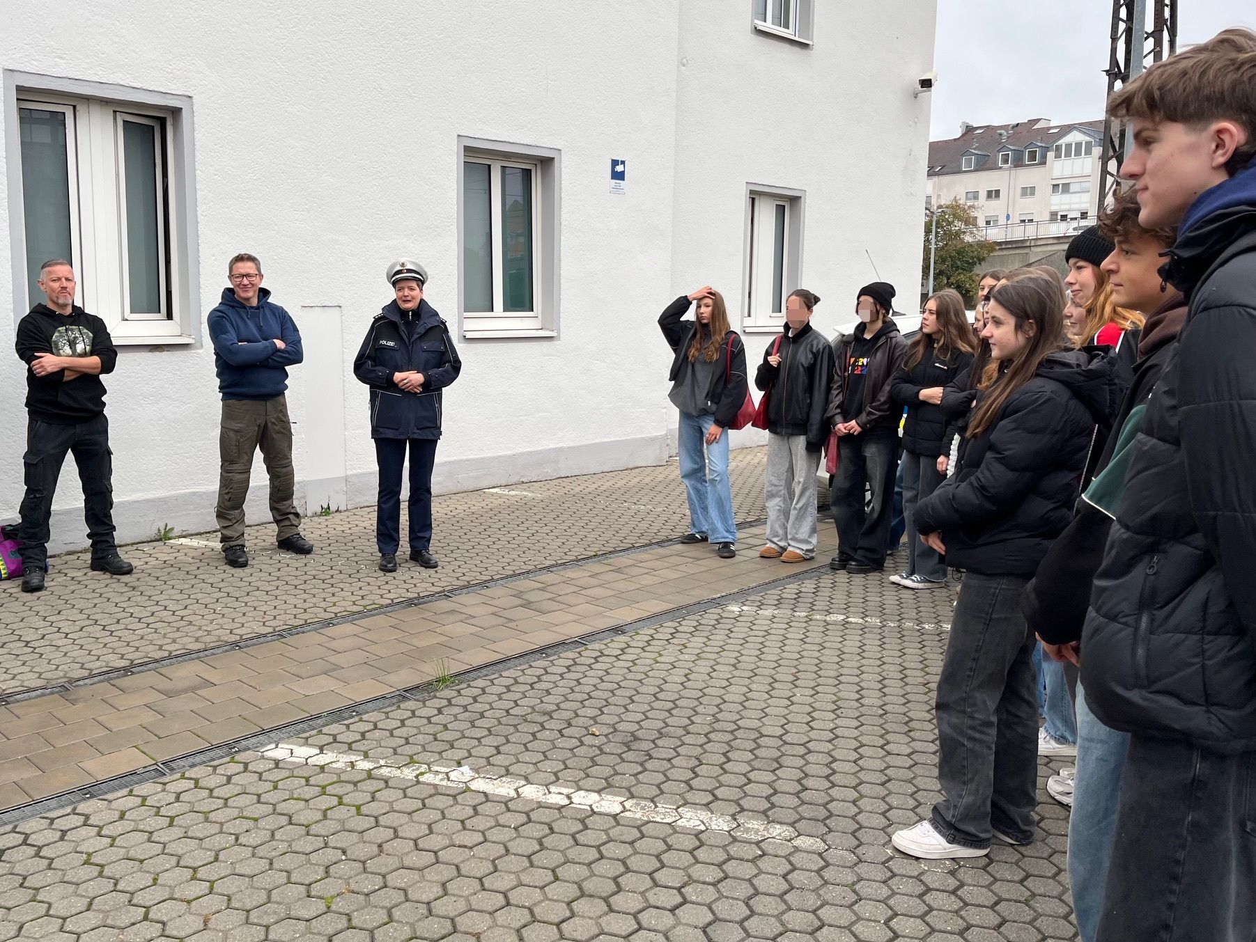 Die Polizistinnen und Polizisten stellen sich vor