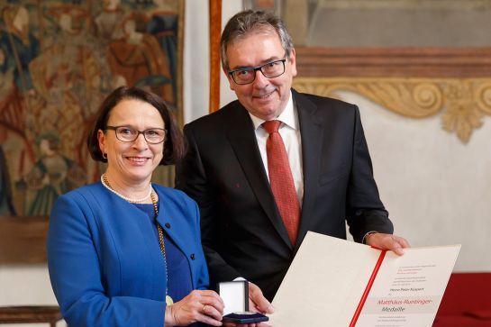 Verleihung der Matthäus-Runtinger-Medaille 2019 an Peter Küspert; im Bild mit Bürgermeisterin Gertrud Maltz-Schwarzfischer
