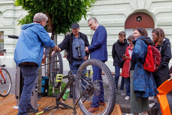 Das Obermünsterviertel feiert die Eröffnung der Sofortmaßnahmen.