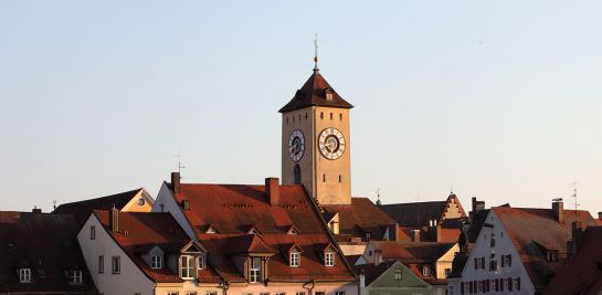 Themenbild - Rathaus - Dächerblick mit Rathausturm (C) Bilddokumentation Stadt Regensburg