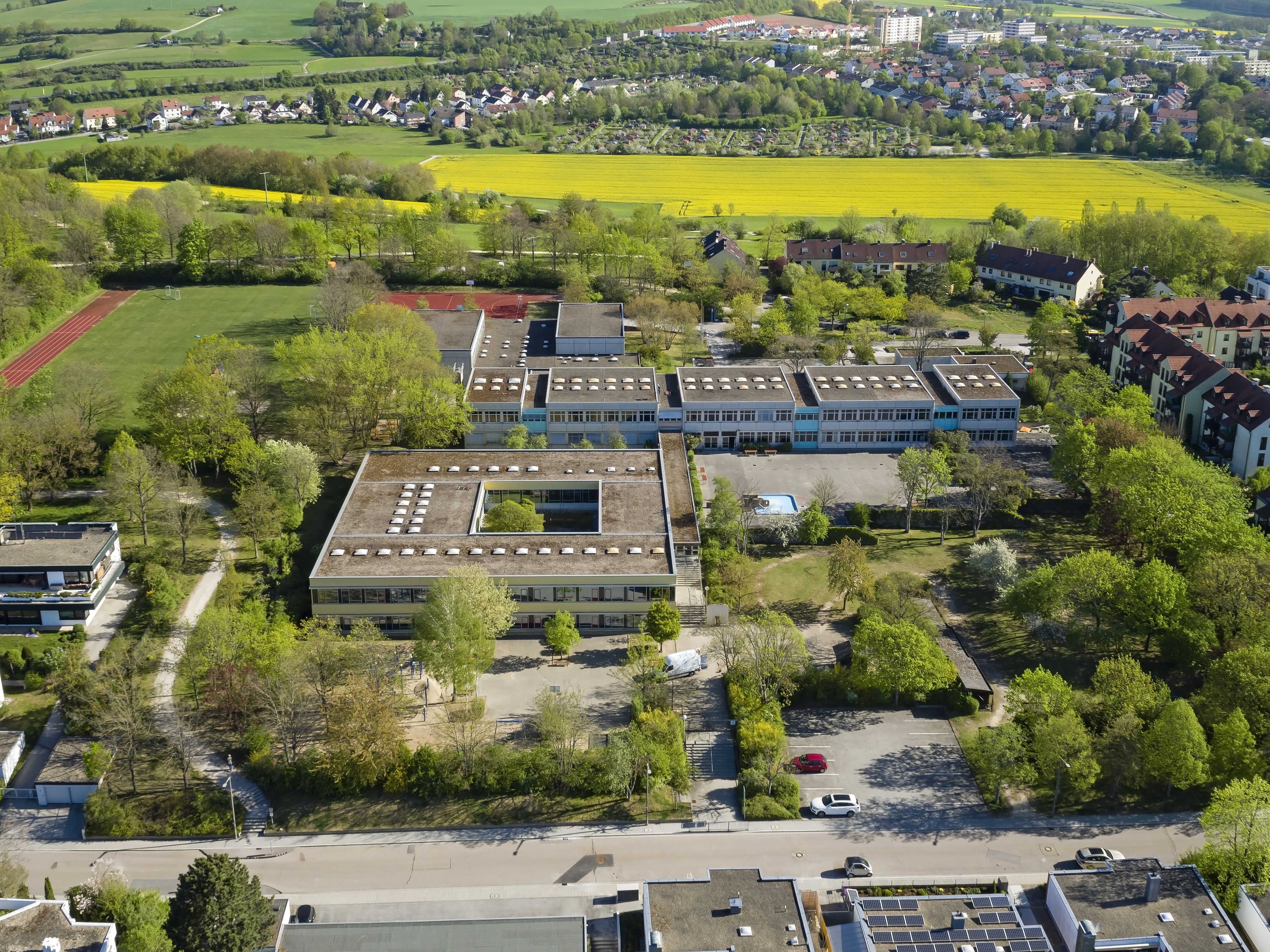 Fotografie: Luftaufnahme der Schule am Sallerner Berg