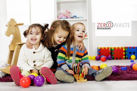 Zero Waste - Fokusgruppe Kindergärten und -horte ©Boggy / 123rf.com Symbolbild – Kleine Kinder sitzen am Boden umgeben von Spielzeugen (C) Boggy / 123rf.com