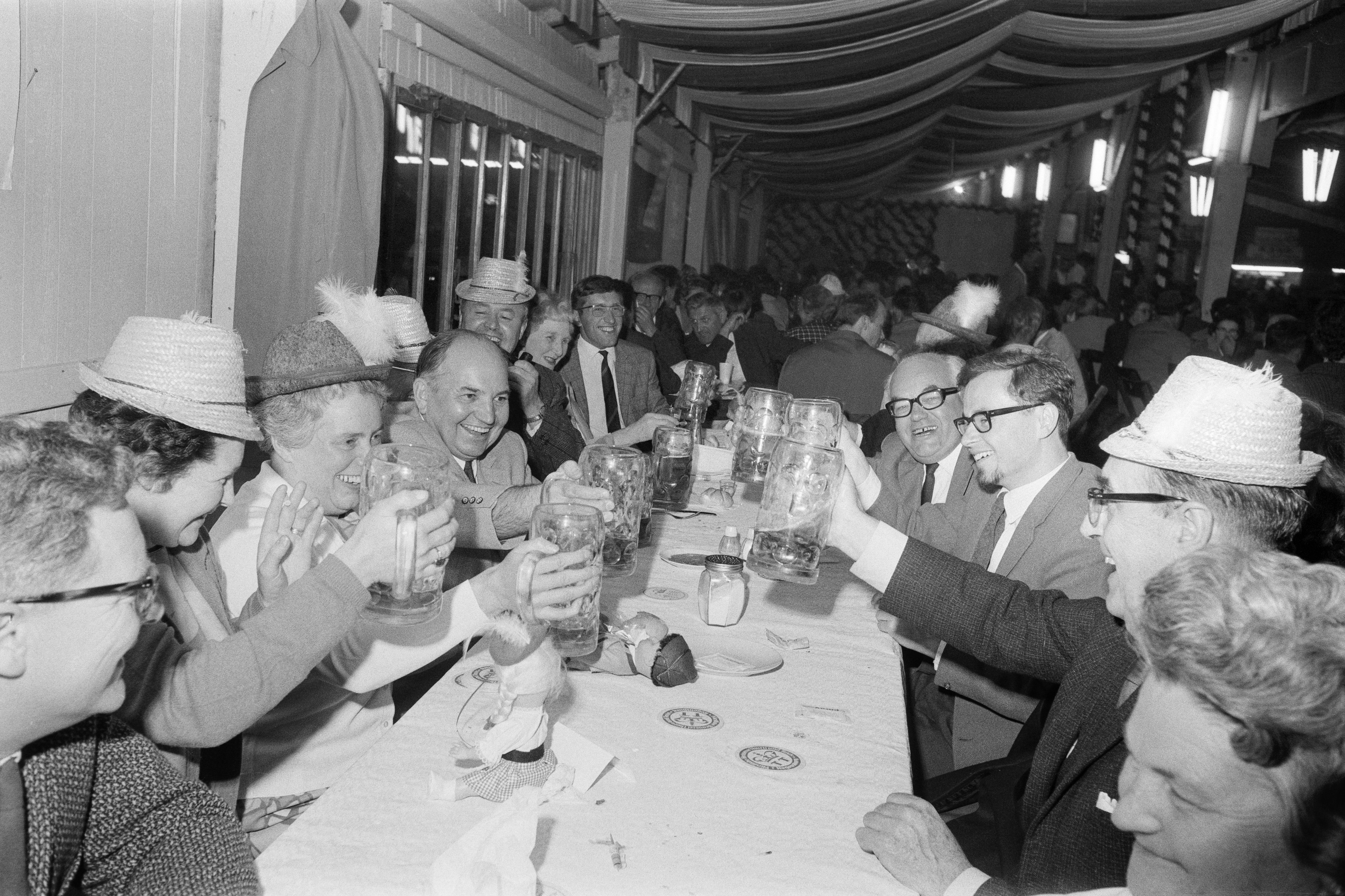 Fotografie: Mai 1969: Fröhliches Feiern mit den Gästen aus Schottland auf der Maidult 