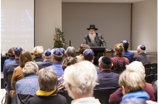 Ein Rabbi spricht bei der Gedenkveranstaltung zur Reichspogromnacht