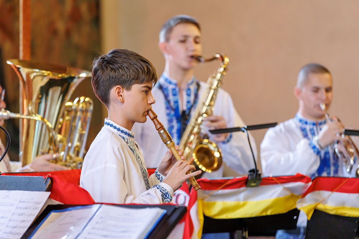 Fotografie - Die Musikschule Dr. 4 aus Odessa und die Sing-und Musikschule Regensburg treten gemeinsam im Historischen Reichssaal in Regensburg auf; im Bild drei junge Musiker mit Blasinstrumenten