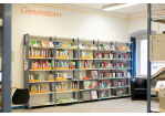 Foto - Zu sehen ist die Abteilung "Generation +". Hier gibt es Medien rund um Themen, die einem beim Älterwerden begegnen. Außerdem finden Sie hier Bücher mit großer Schrift. (C) Andrea Borowski (C) Andrea Borowski