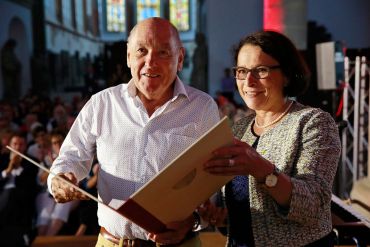 Fotografie - Claus Caspers mit Bürgermeisterin Gertrud Maltz-Schwarzfischer
