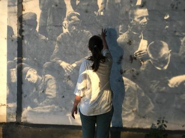 Eine Frau steht vor einer Projektion
