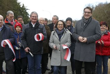 Bürgermeisterin, Gertrud Maltz-Schwarzfischer, feiert gemeinsam mit Finanzreferent, Dieter Daminger (li.) und Wenzenbachs Bürgermeister, Sebastian Koch (re.) die Fertigstellung des neuen Radwegs zwischen Grünthal und Regensburg (C) Bilddokumentation Stadt Regensburg Fertigstellung Geh- und Radweg Grünthal 2