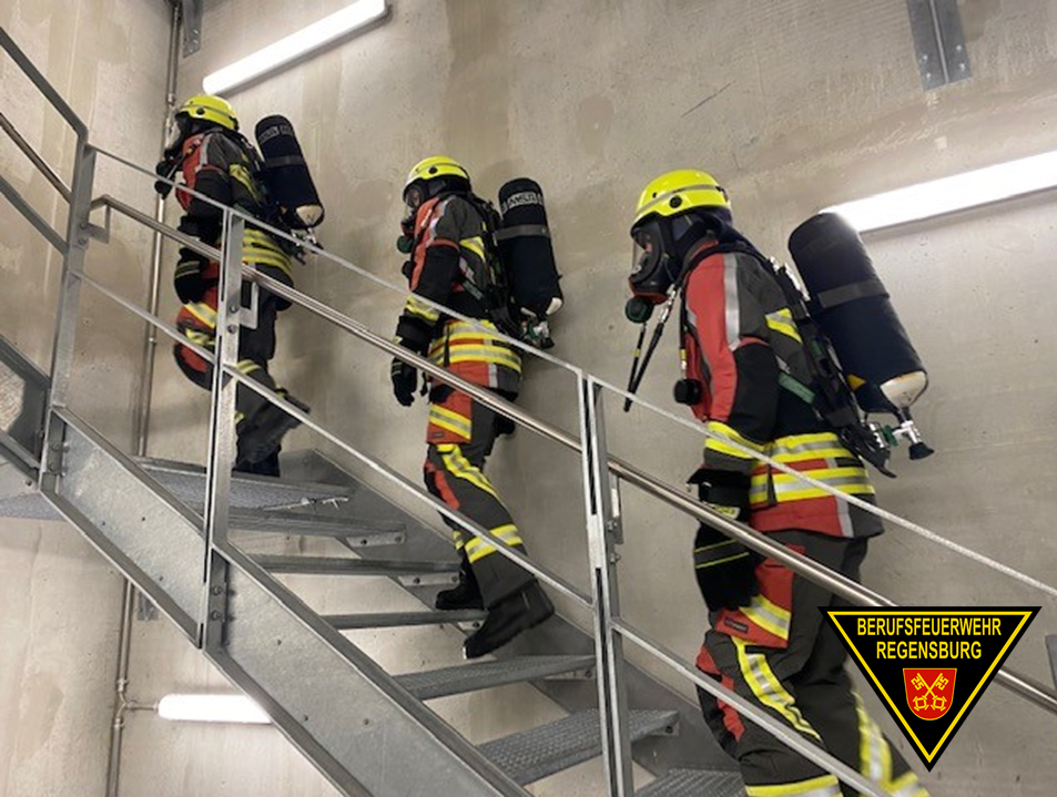 Teilnehmer steigen eine Treppe