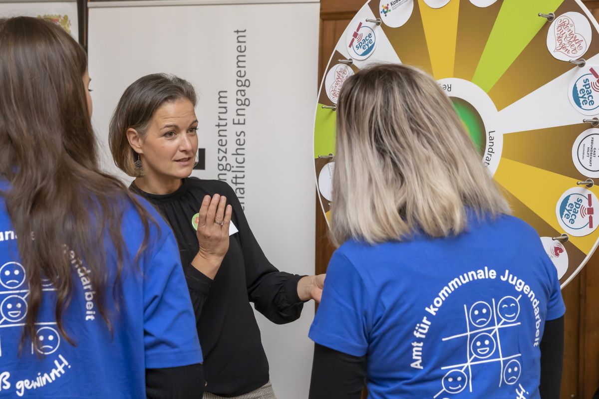 Fotografie: Mitarbeiterin im Gespräch