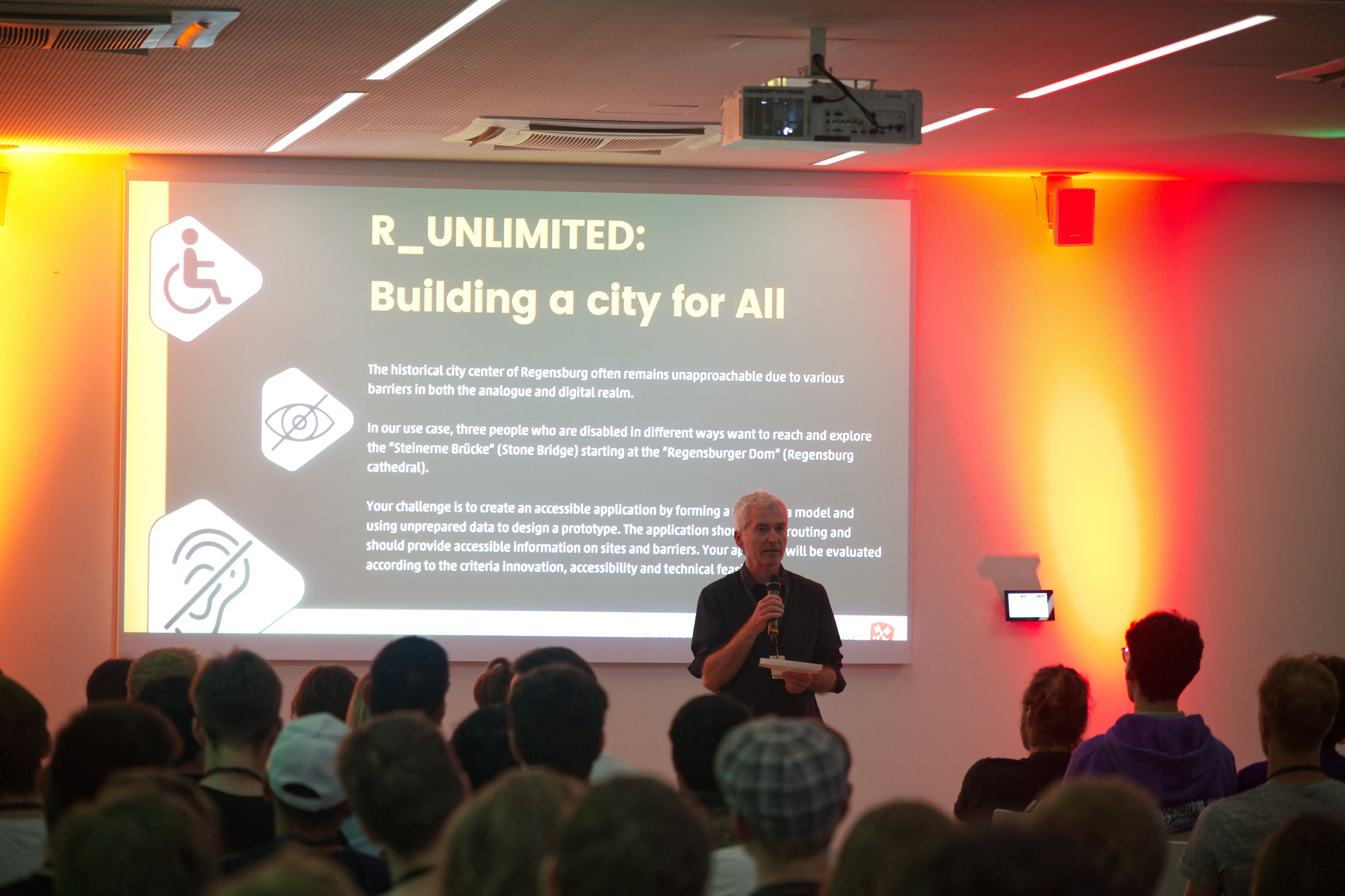 Herr Daiber pitcht die Challenge von R_NEXT am Hackathon 2024.
