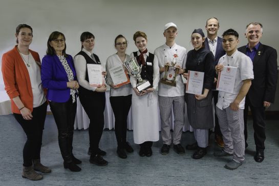 Auszubildende der Gastronomie mit ihren Urkunden des Leistungswettbewerbs und die Schulleiterin