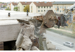Fotografie - Nahaufnahme vom Bagger, der die Fassade abbricht (C) Bilddokumentation Stadt Regensburg