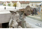 Fotografie - Nahaufnahme vom Bagger, der die Fassade abbricht