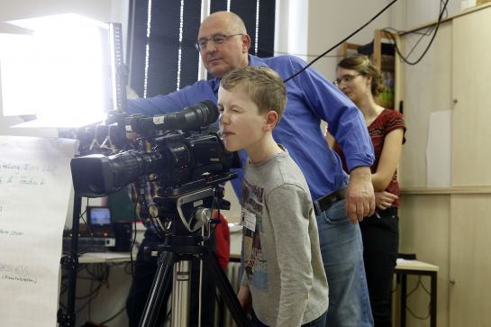 Gerade die Arbeit mit Medien macht dem Sozialpädagogen sehr viel Spaß.  (C) Bilddokumentation Stadt Regensburg