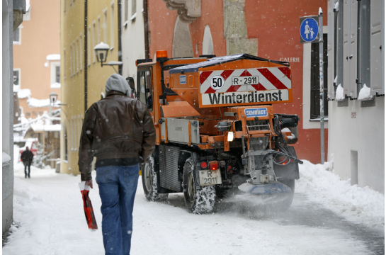 Fotografie: Winterdienst in der verschneiten Altstadt