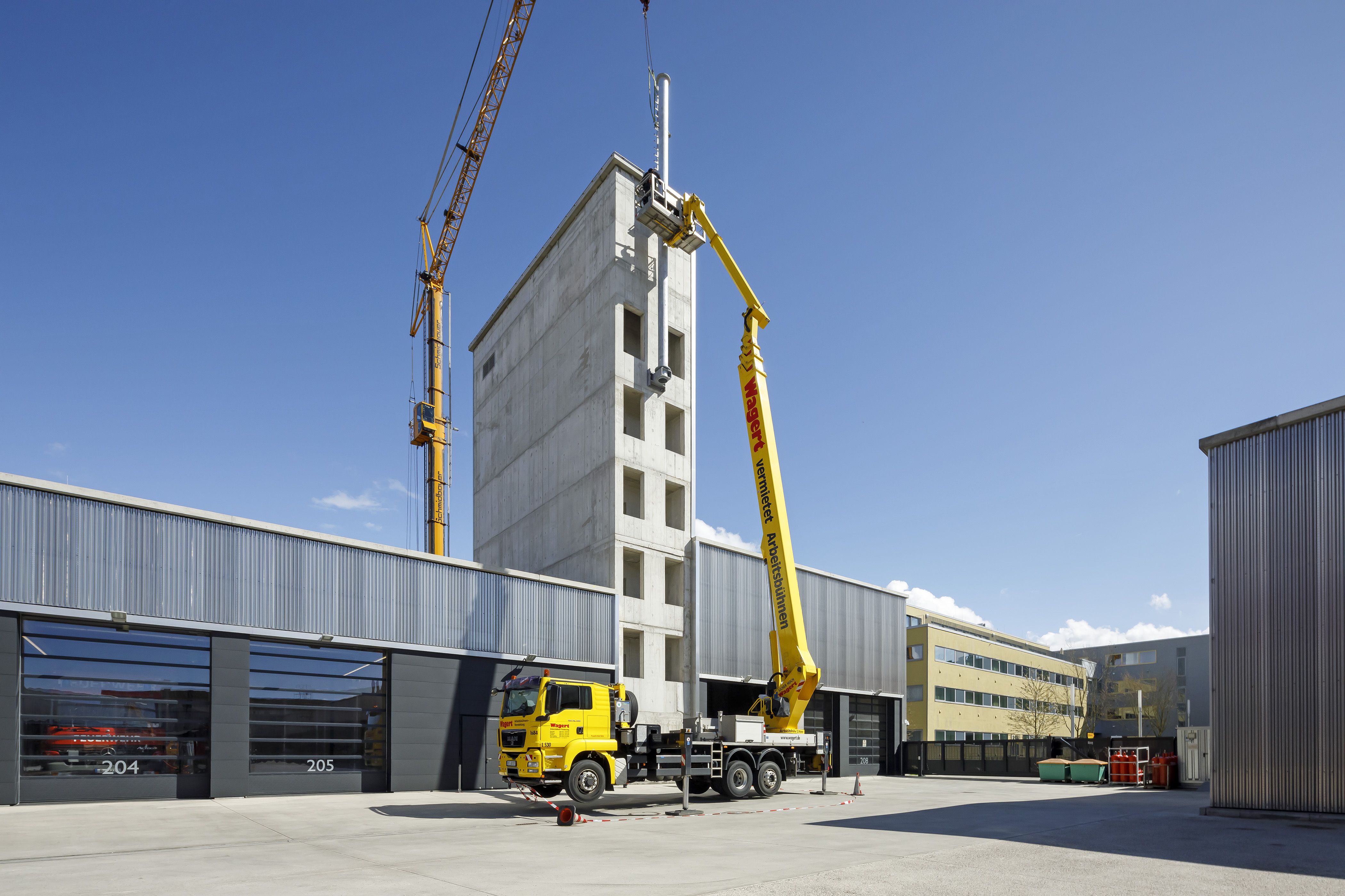 Fotografie - Montage des Funkmastes am Schlauchturm - Teil des Funkmastes wird mittels Hebebühne montiert