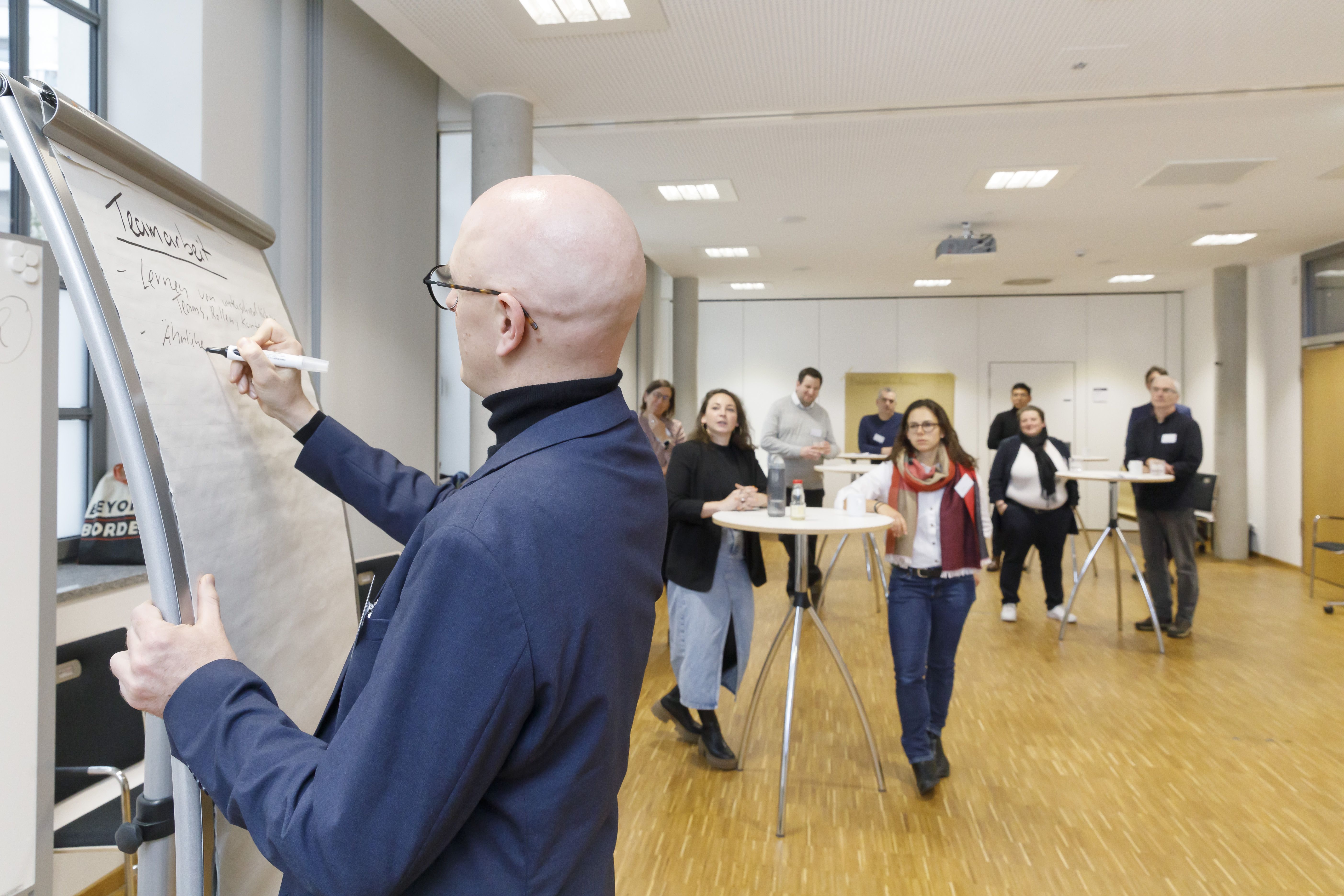 Andreas Hesper von der KTS erklärt am Flipchart wichtige Punkte zur Teamarbeit im Rahmen des zweiten Workshops zum Thema „Ko-kreative Zusammenarbeit im Smart City Team“ .
