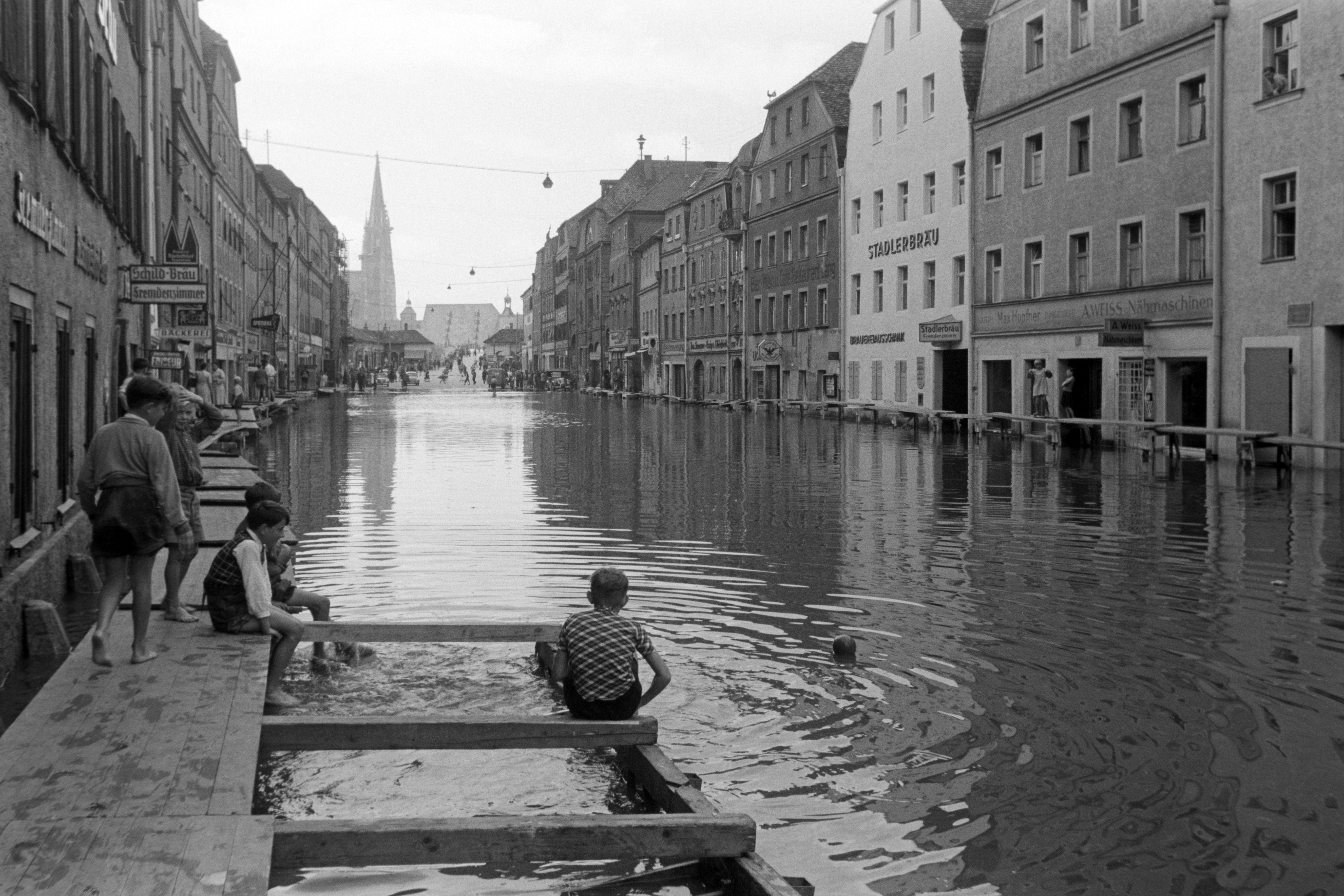 Stadtamhof im Juli 1954. Damals lag der Pegel der Donau an der Eisernen Brücke bei 645 cm. 