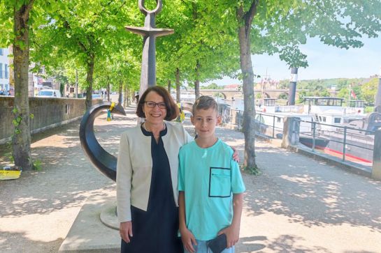 Fotografie: Die Oberbürgermeisterin mit ihrem jungen Interviewpartner vor dem Odessa-Anker