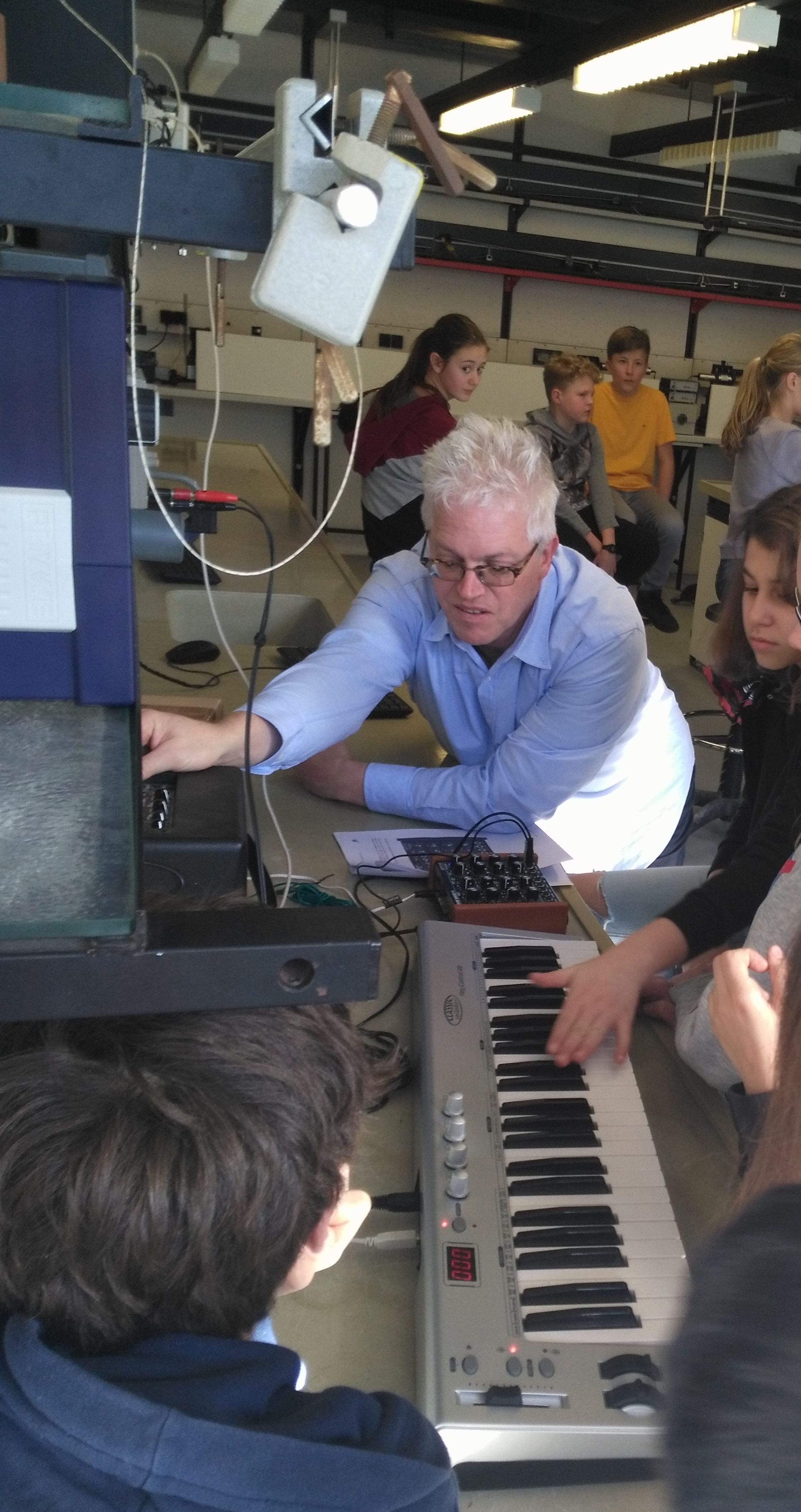 Auch im Schuljahr 2018/2019 durfte der Pluskurs Mathematik das Schülerlabor besuchen. Herr Dr. Giglberger hatte spannende Experimente zum Thema Schall aufgebaut, z.B. einen Synthesizer….