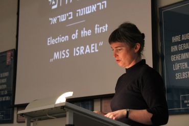 Vortrag „Soldatin, Mutter und Wonder Woman – Das Frauenbild in Israel“
Frau Dr. Julie Grimmeisen vom Generalkonsulat des Staates Israel in München
im Rahmen von Regensburg liest ein Buch