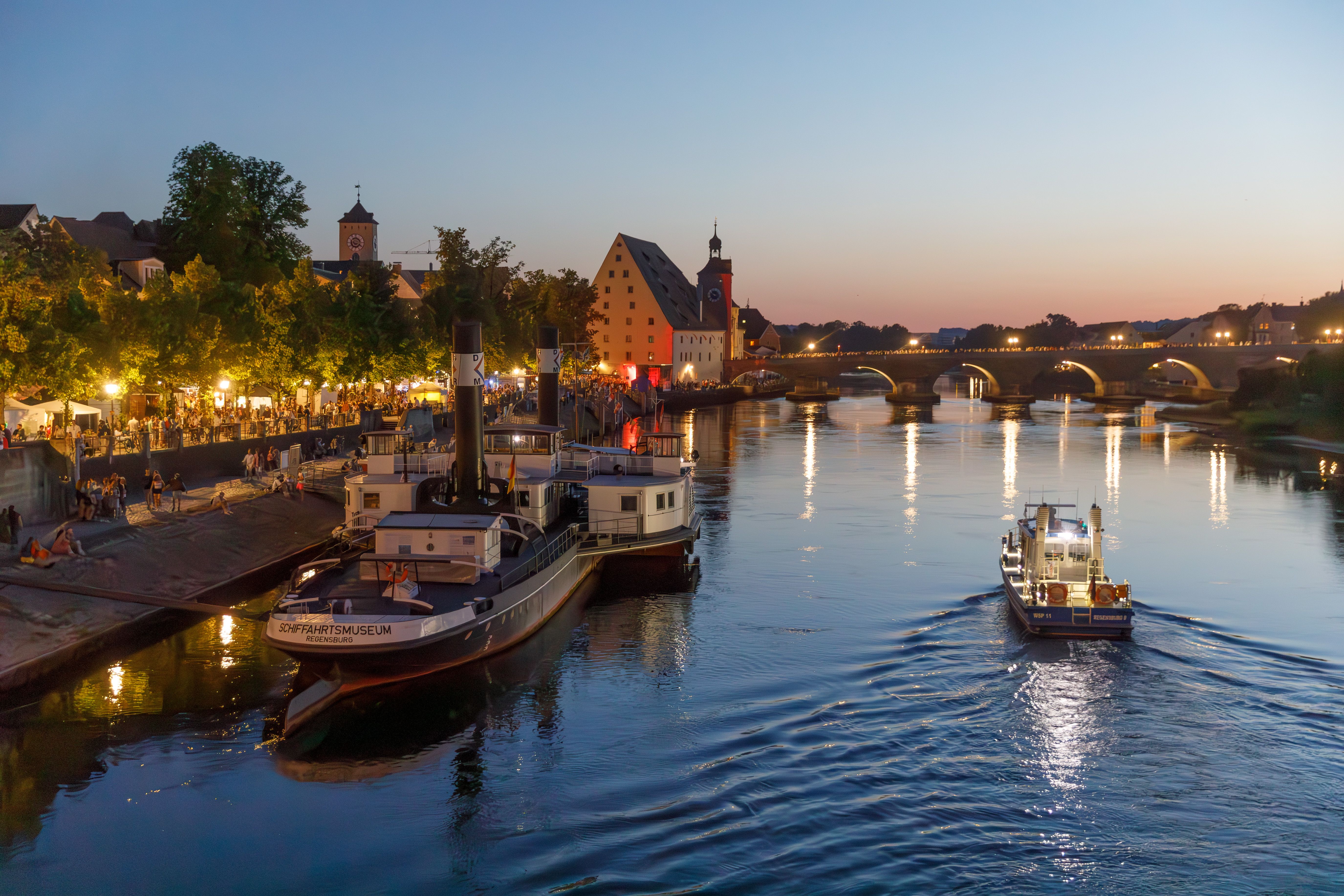 Abendlicher Blick auf die Donau mit Schifffahrtsmuseum beim Bürgerfest 2025