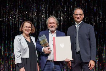 Fotografie - Stefan Hanke mit Oberbürgermeisterin Gertrud Maltz-Schwarzfischer und Kulturreferent Wolfgang Dersch bei der Preisverleihung