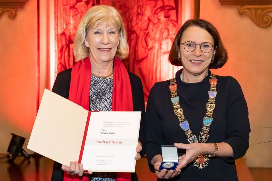 Fotografie - Verleihung der Stadtschlüssel an Maria Götz; im Bild mit Oberbürgermeisterin Gertrud Maltz-Schwarzfischer