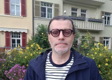 Die Fotografie  zeigt ein Porträt des Künstlers