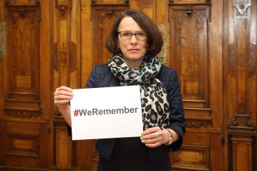 Porträt Oberbürgermeisterin Gertrud Maltz-Schwarzfischer mit We remember schrift