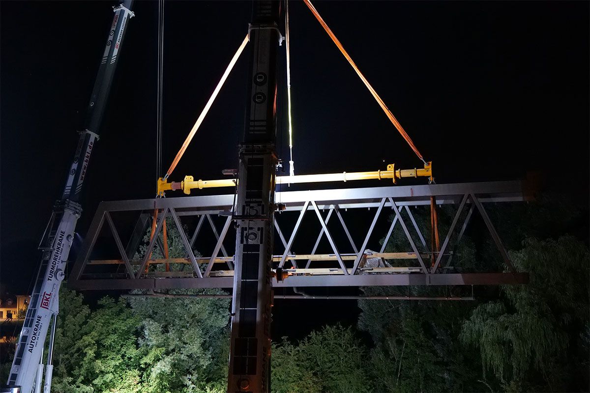 Fotografie - Einhub der Brückenteile (in einer Nachtaktion) an der Sinzinger Geh- und Radwegbrücke