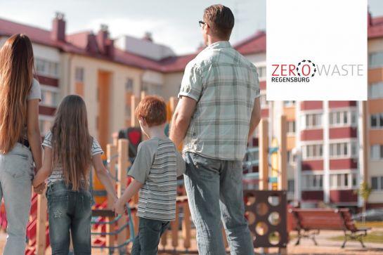 Zero Waste - Fokusgruppe Wohnanlagen ©Edhar Yuralaits / 123rf.com Symbolbild - Familie vor einer Wohnanlage (C) Edhar Yuralaits / 123rf.com