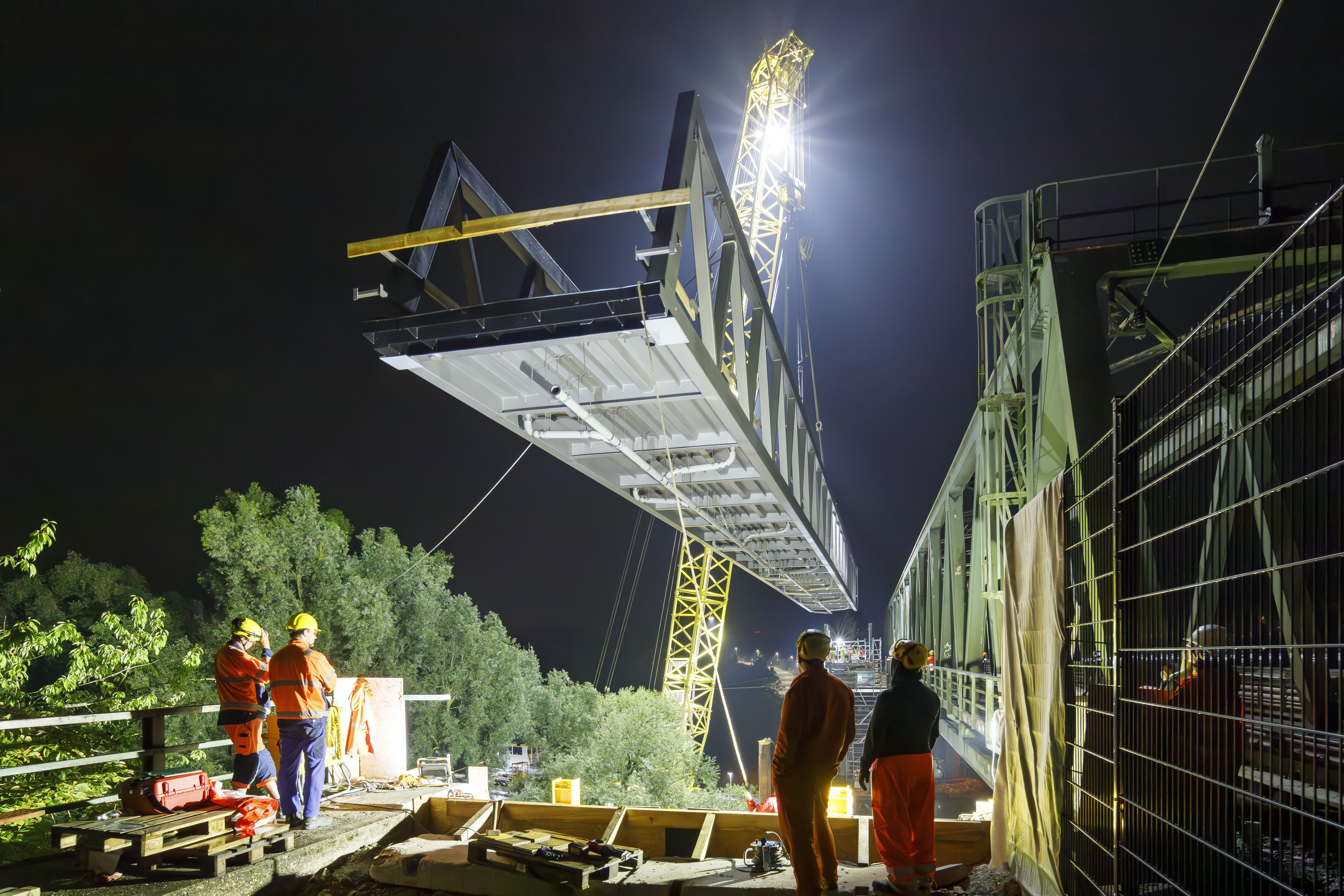 Fotografie: Blick von der Brücke auf den Einhub des Brückenteils
