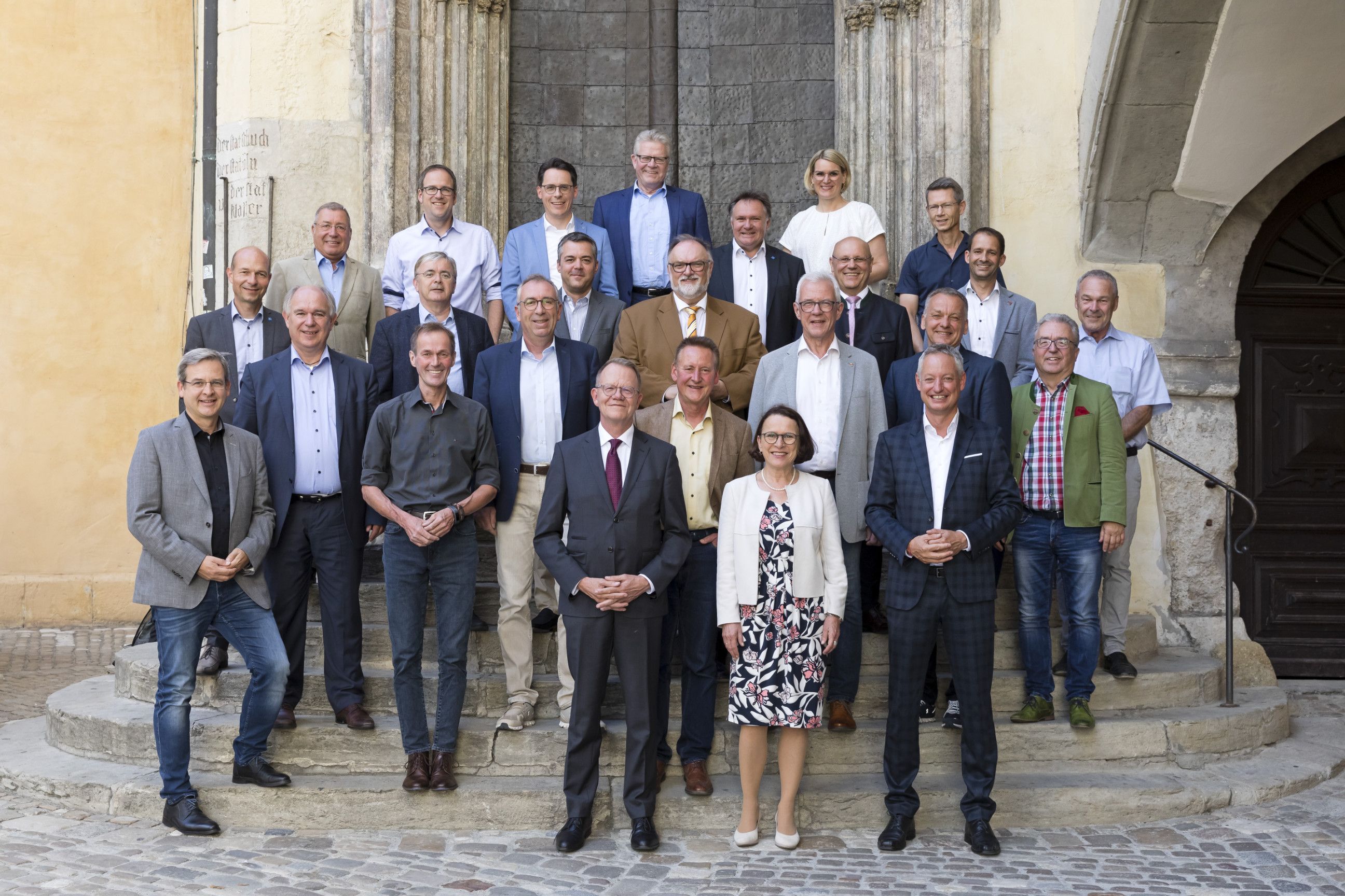 Fotografie: Gruppenfoto vor dem Eingang zum Historischen Reichssaal