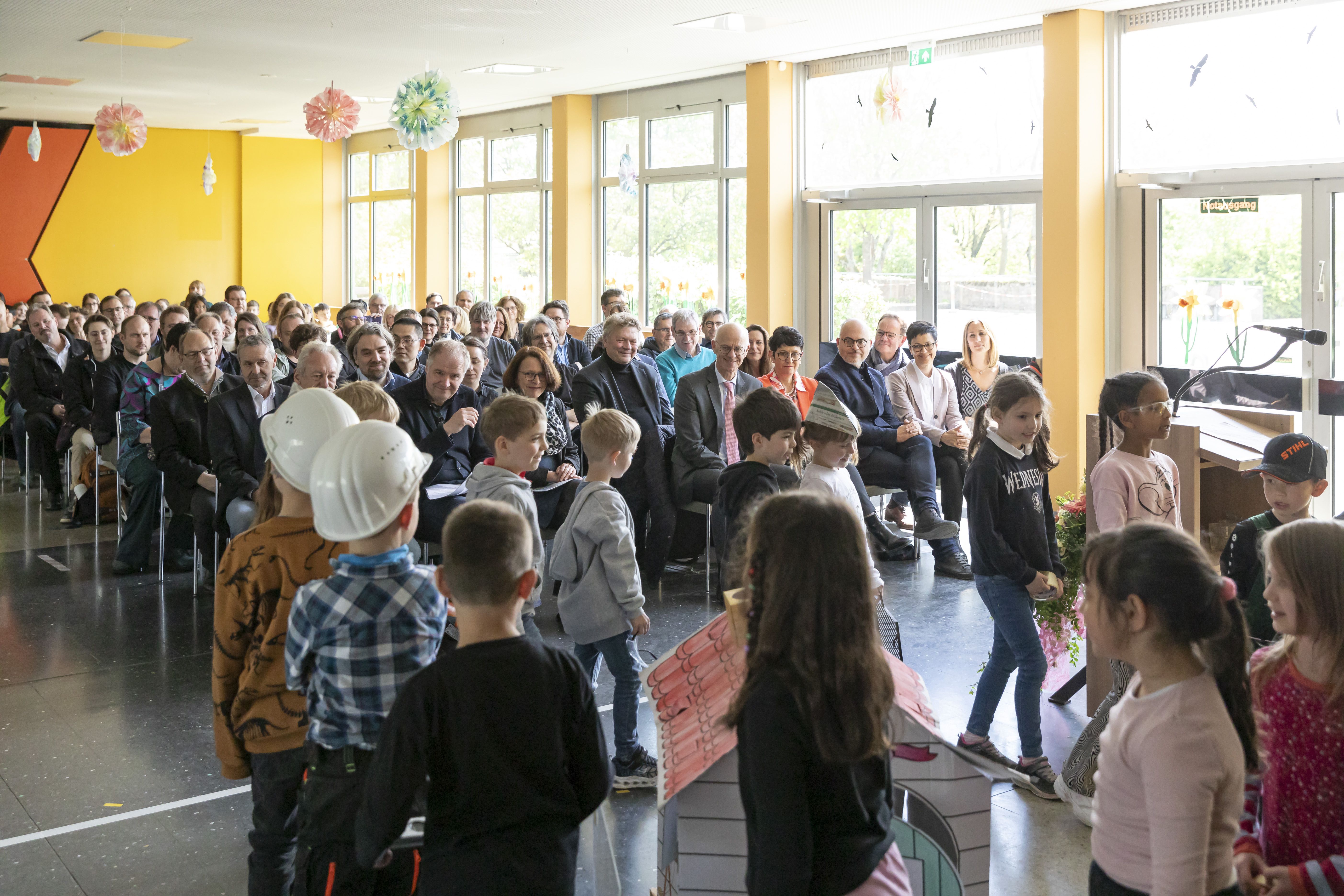 Fotografie: Eine Kindergruppe führt eine Einlage bei der Feier auf.