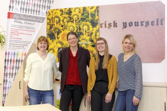 Fotografie: Mitarbeiterinnen der Gleichstellungsstelle und Antidiskriminierungsstelle (von links: Silke Zimmermann, Sandra Gretschel, Vera Spanner und Dr. Susanne Krüger)