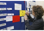 Seniorenportal - generationsübergreifendes Wohnprojekt - Pinwand mit Wochenplaner in einem der Wohnhäuser (C) Bilddokumentation Stadt Regensburg
