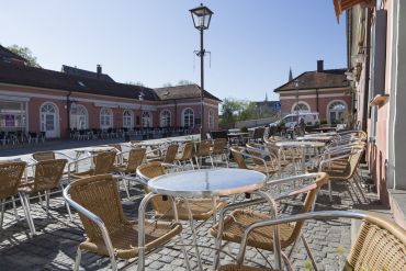 Ein trauriger Anblick: Die leeren Freisitze im frühlingshaften Sonnenlicht