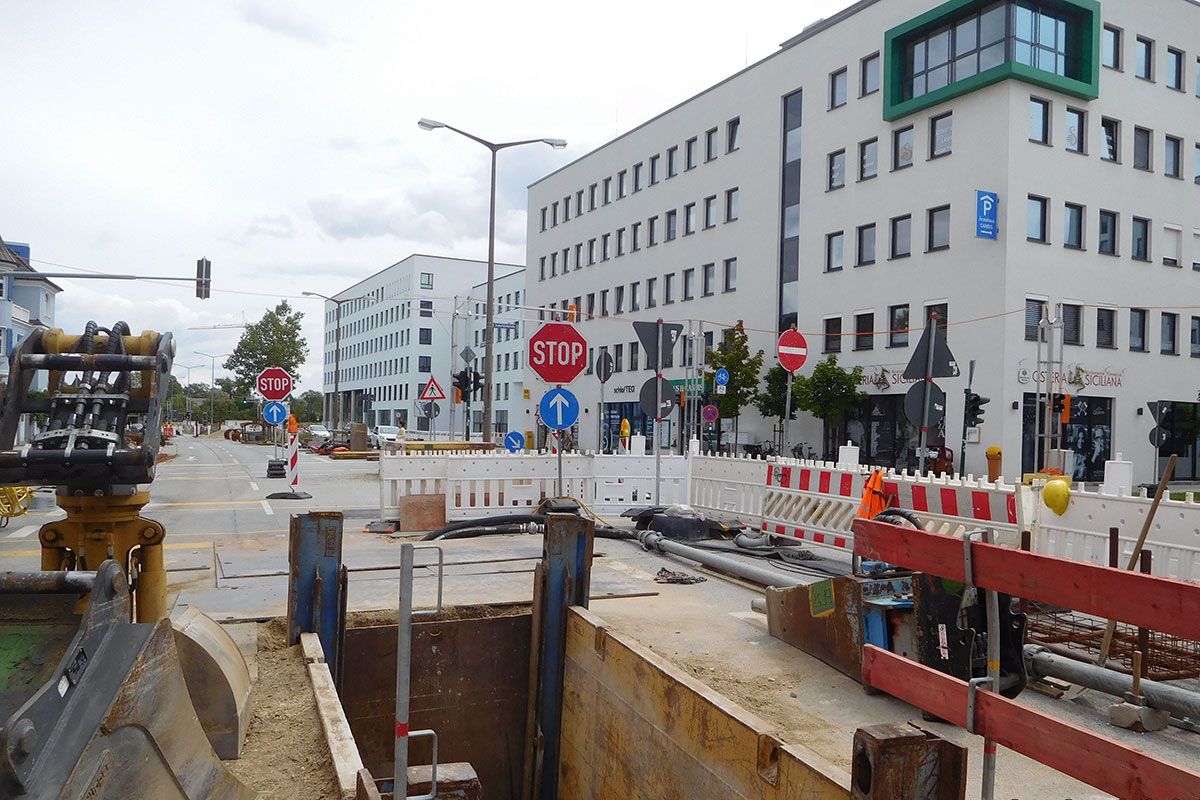 Fotografie - Blick auf die Linienbaugrube für den neuen Kanal in der Straubinger Straße